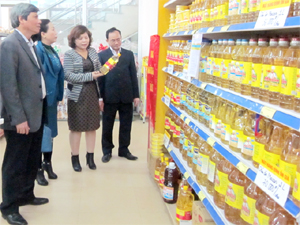 Đồng chí Trần Đăng Ninh, Phó Chủ tịch UBND tỉnh kiểm tra việc tổ chức bán hàng bình ổn tại siêu thị Vì hòa bình.